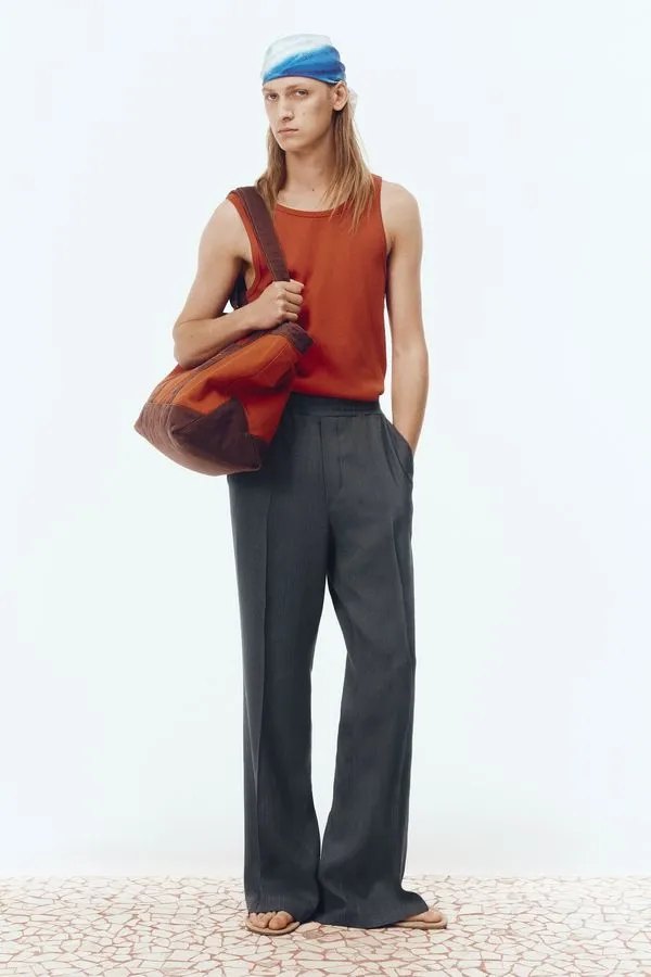 El pantalón gris ancho de H&M en modelo