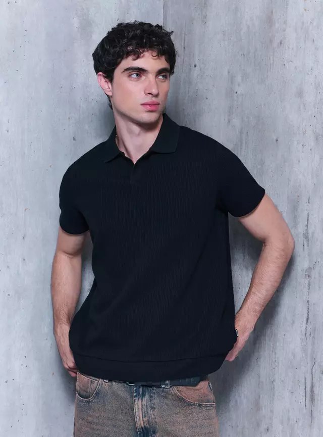 Este mismo polo negro con jeans claros