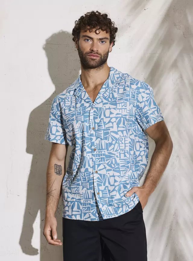 La camisa cubana con pantalón negro