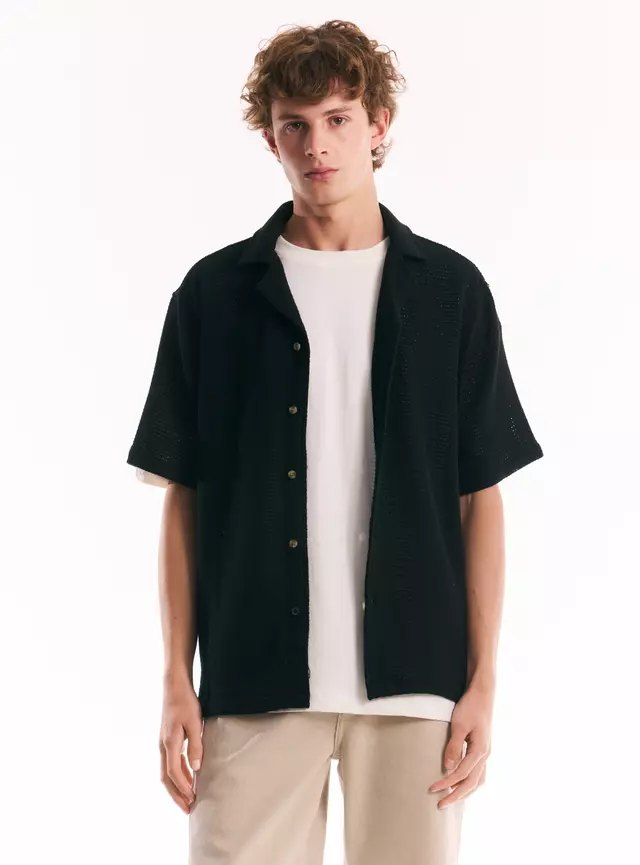 Esta misma camisa, abierta sobre polera blanca