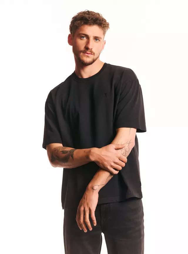La polera boxy negra con jeans negros