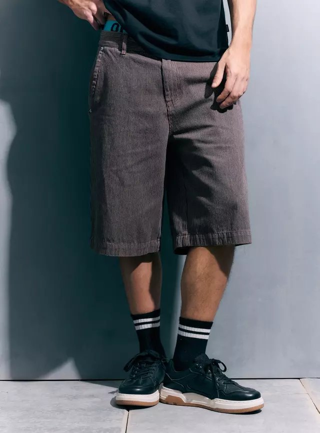 Short ancho, calcetín subido y zapatilla negra