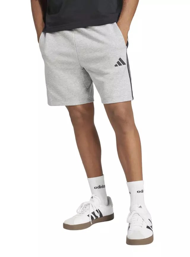 El short gris con calcetín blanco