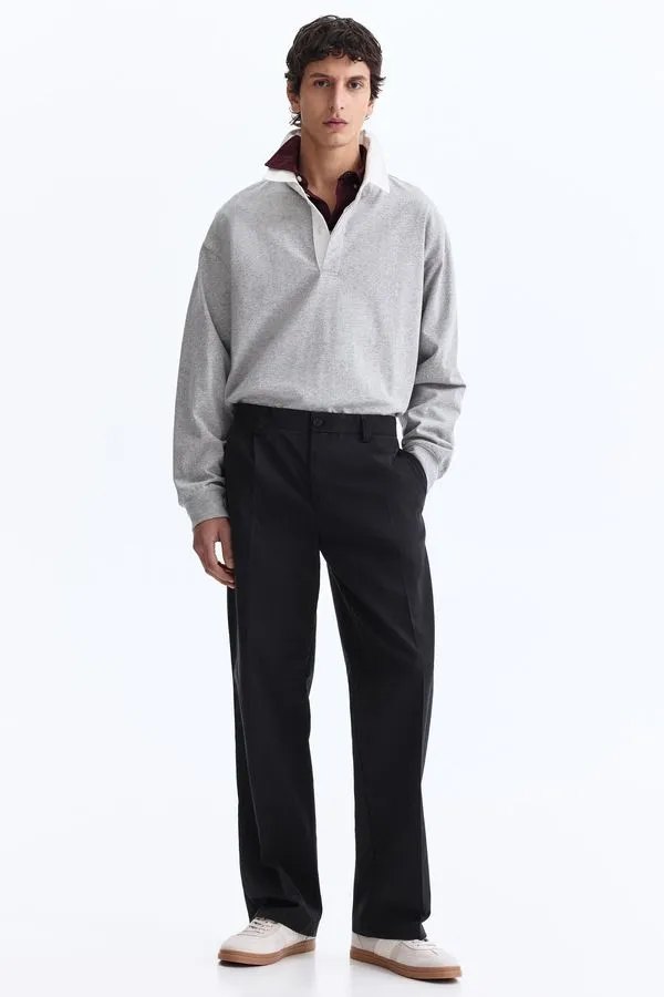 El pantalón sastre negro con zapatillas