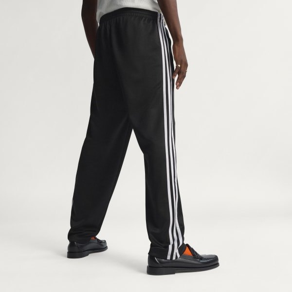 El pantalón adidas de tres tiras