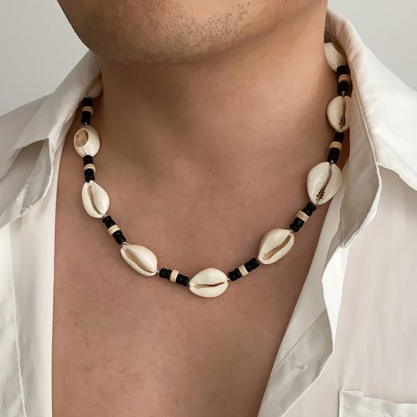 Collar de cuentas y conchas